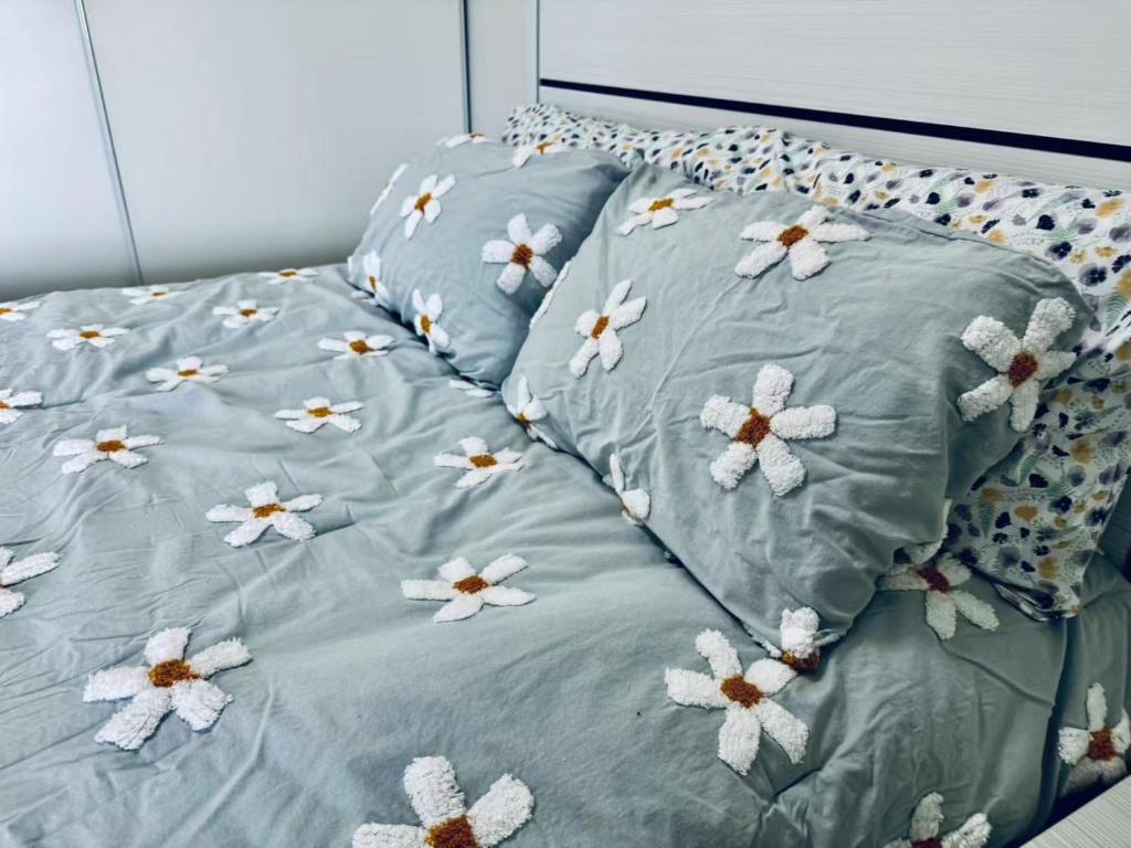 ein Bett mit weißen Blumen drauf in der Unterkunft Luxury Lake and CN Tower View 1 plus 1 in Toronto