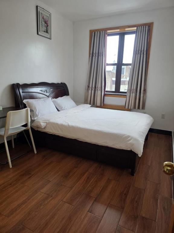 Postel nebo postele na pokoji v ubytování Best Cozy Room in Brooklyn with Amazing food