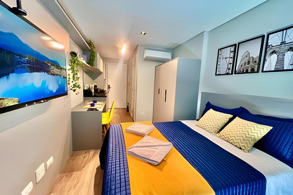 a small bedroom with a bed and a tv at STUDiO Moderno para sua Estadia Perfeita in Curitiba