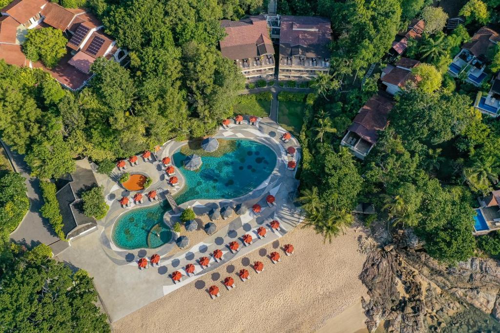 チョンモンビーチにあるGarrya Tongsai Bay Samuiのパラソルとビーチのあるプールの航空写真