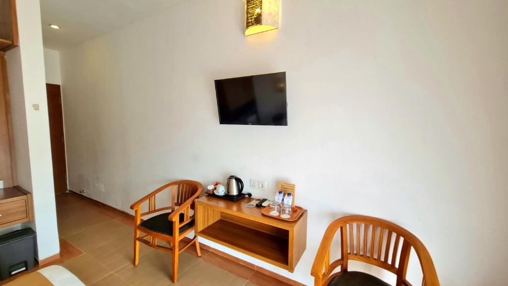 TV a/nebo společenská místnost v ubytování Satriya Cottages