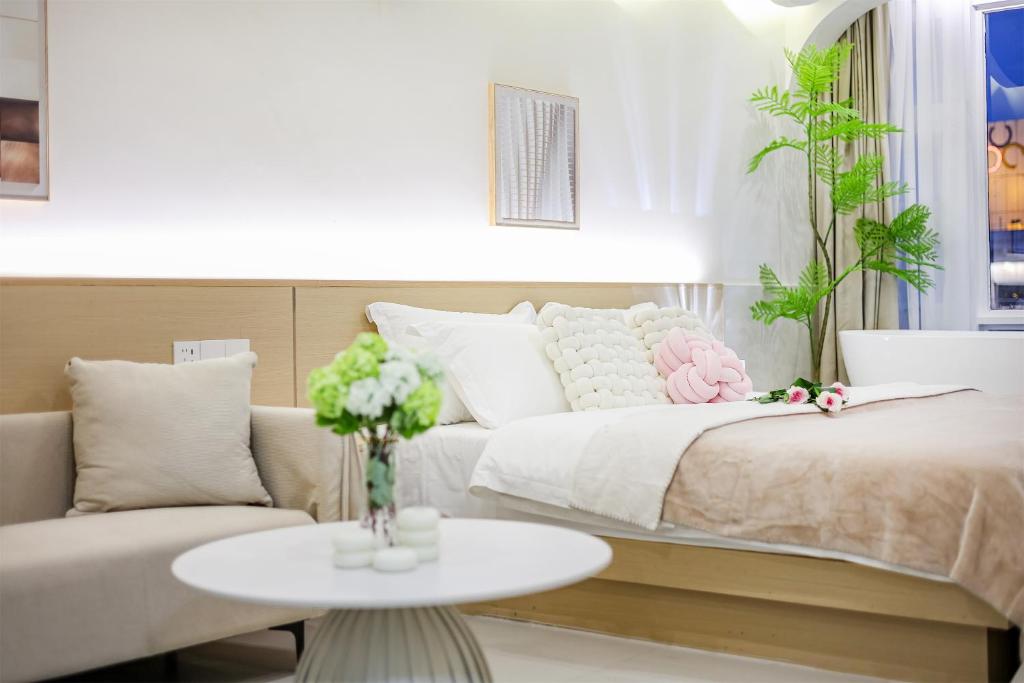 Postel nebo postele na pokoji v ubytování Baihong Riverview aparment-Chongqing Jiefangbei