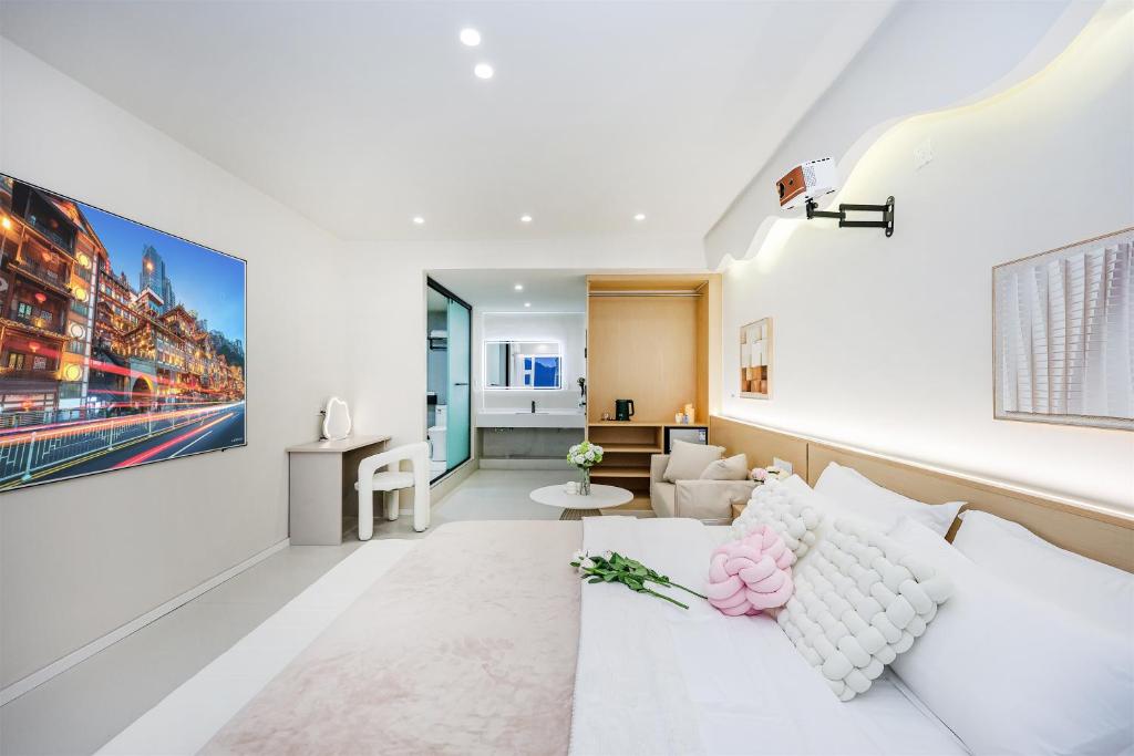 Postel nebo postele na pokoji v ubytování Baihong Riverview aparment-Chongqing Jiefangbei