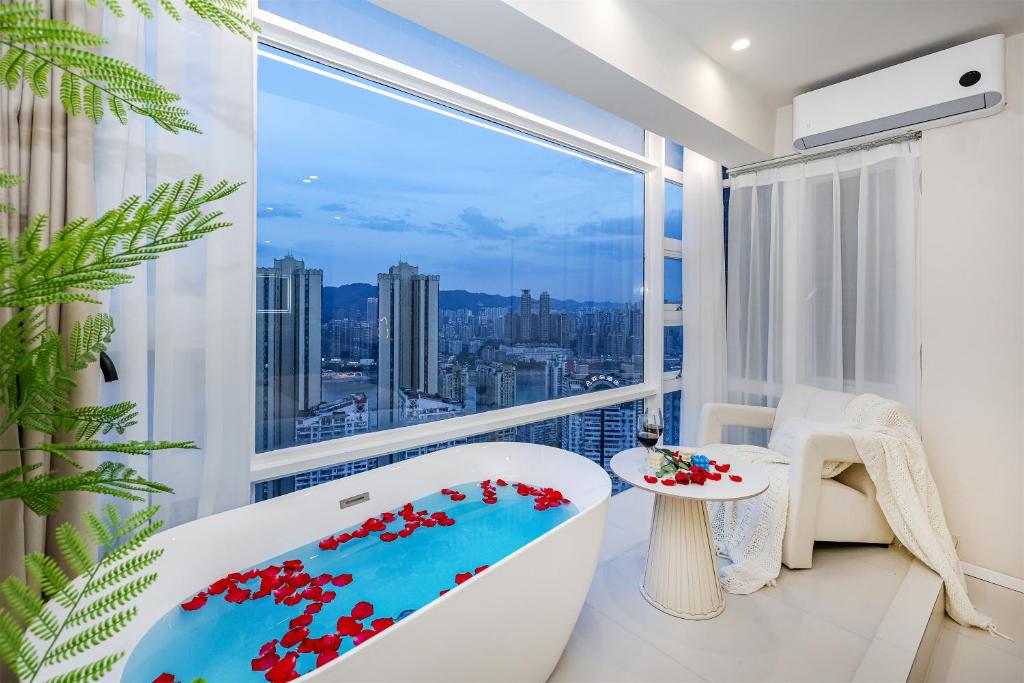 Bazén v ubytování Baihong Riverview aparment-Chongqing Jiefangbei nebo v jeho okolí
