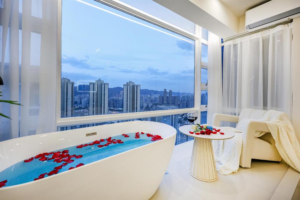 Postel nebo postele na pokoji v ubytování Baihong Riverview aparment-Chongqing Jiefangbei