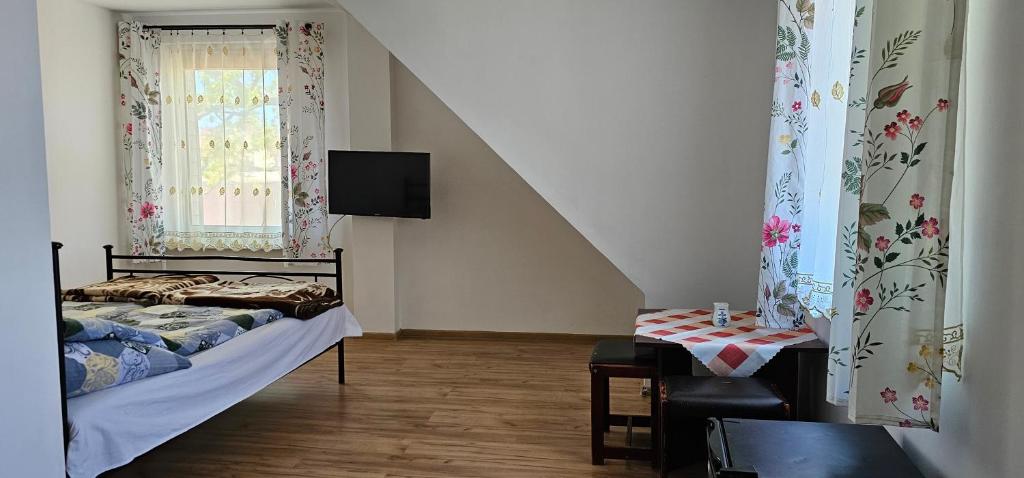 a small bedroom with a bed and a window at Pokoje U Wandy in Łeba