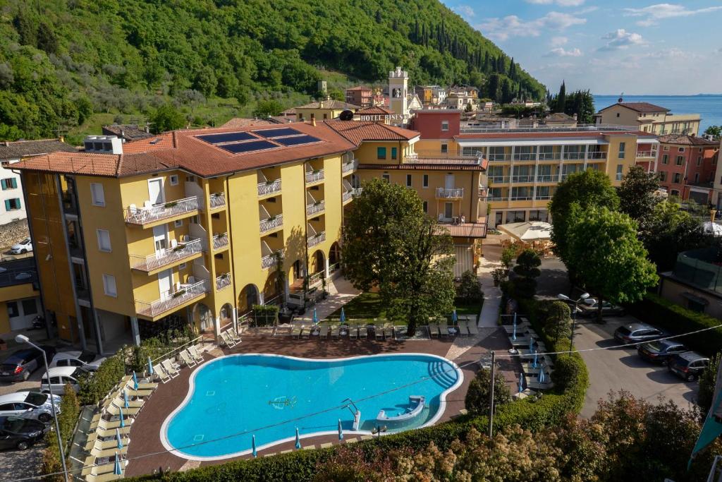 een uitzicht op een resort met een zwembad bij Hotel Bisesti ***S in Garda