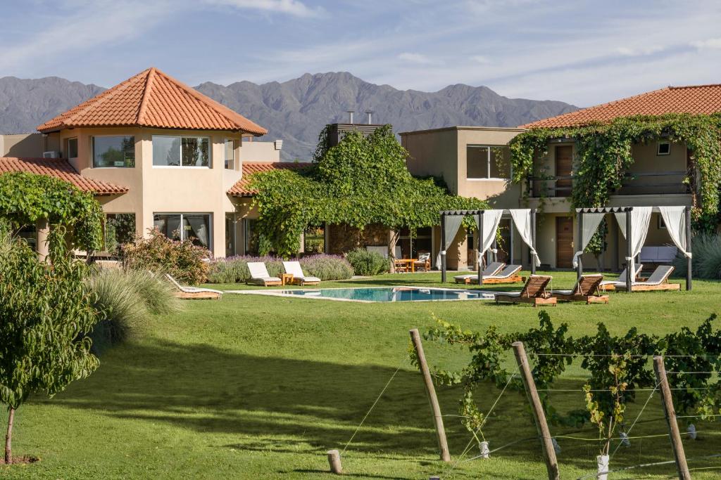 a house with a yard with a swimming pool at Villa Mansa in Vistalba