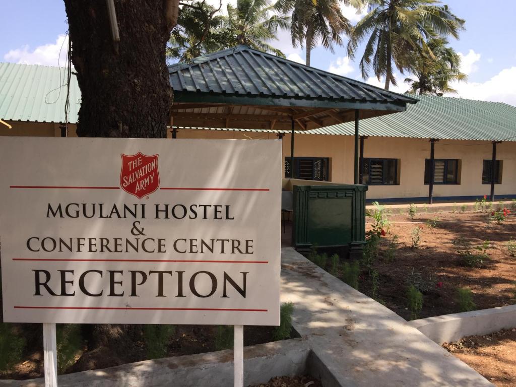 una señal para la recepción de un hospital natal y un centro de conferencias en Mgulani Lodge Hotel, en Dar es Salaam