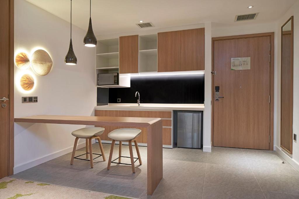 One-Bedroom Suite with Sofa Bed and City View