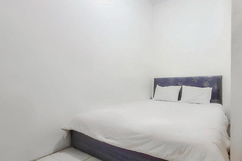 Postel nebo postele na pokoji v ubytování AYOO STAY Near Bandara Ahmad Yani RedPartner
