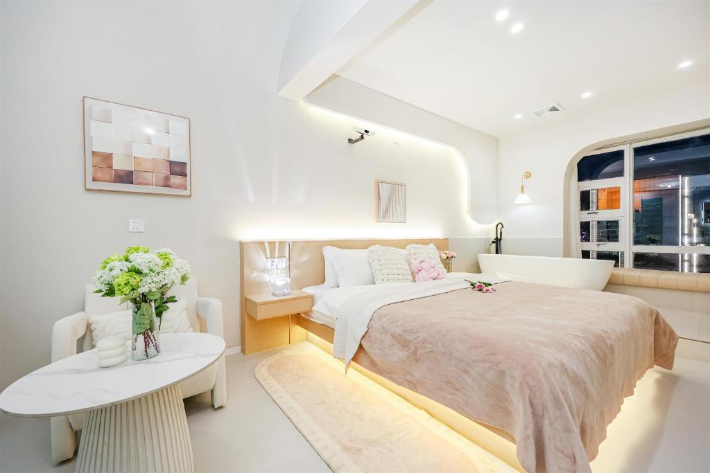 Postel nebo postele na pokoji v ubytování Baihong Riverview aparment-Chongqing Jiefangbei