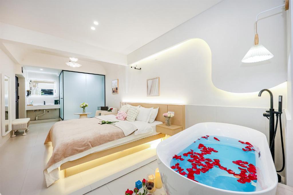 Postel nebo postele na pokoji v ubytování Baihong Riverview aparment-Chongqing Jiefangbei