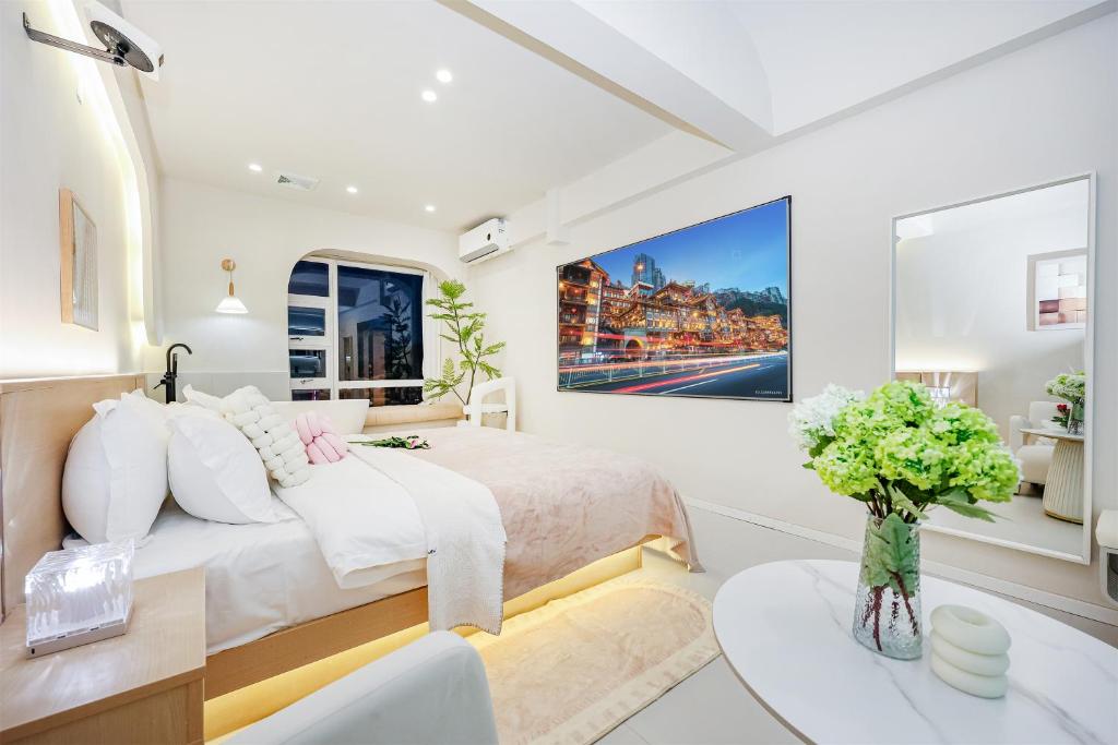 Postel nebo postele na pokoji v ubytování Baihong Riverview aparment-Chongqing Jiefangbei