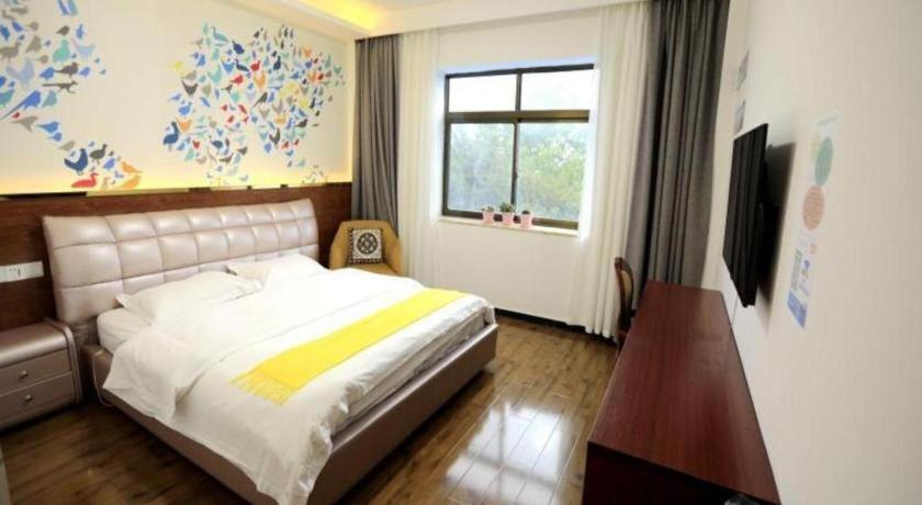 ein Schlafzimmer mit großem Bett und Fenster in der Unterkunft Shell Linzhi Bayi Area G318 Shuangyong Road Hotel in Dagzê