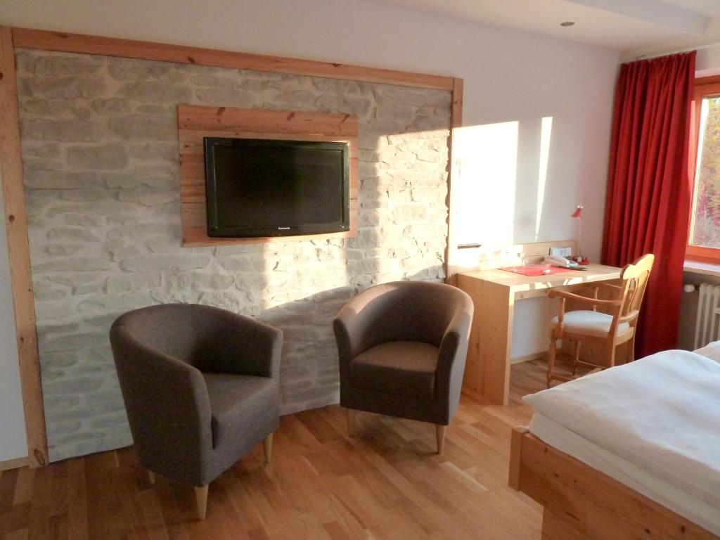 TV a/nebo společenská místnost v ubytování Hotel Gasthof Adler
