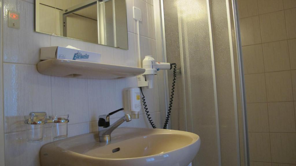 Koupelna v ubytování Hotel Alpina Luzern
