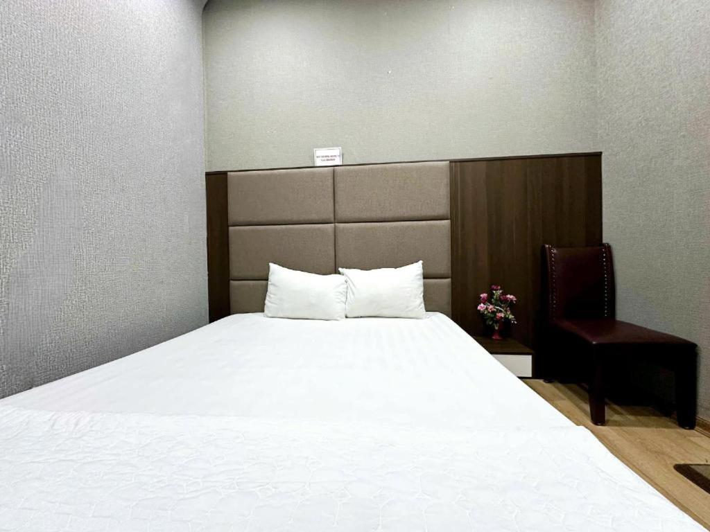 Postel nebo postele na pokoji v ubytování Hanoi 0riental Hotel