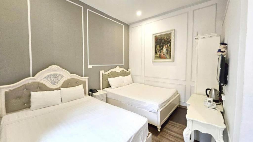 Postel nebo postele na pokoji v ubytování Hanoi 0riental Hotel