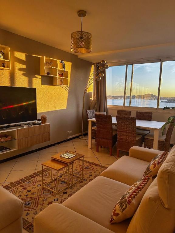 un salon avec un canapé et une télévision dans l'établissement La Proue du Navire - Vue Mer, à Toulon