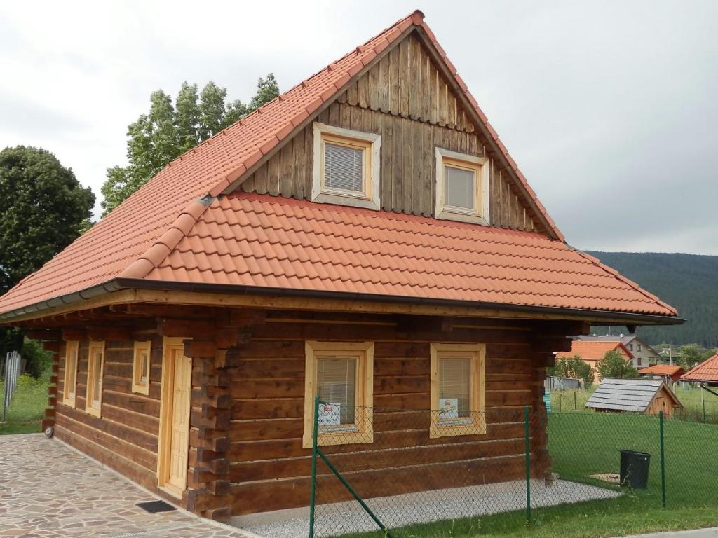 a log cabin with an orange roof at Drevenica Hrabušice in Hrabušice
