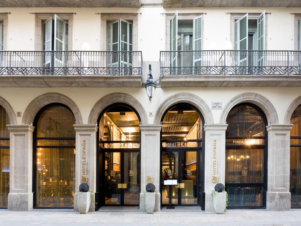 una tienda frente a un edificio con ventanas grandes en Hotel España Ramblas, en Barcelona