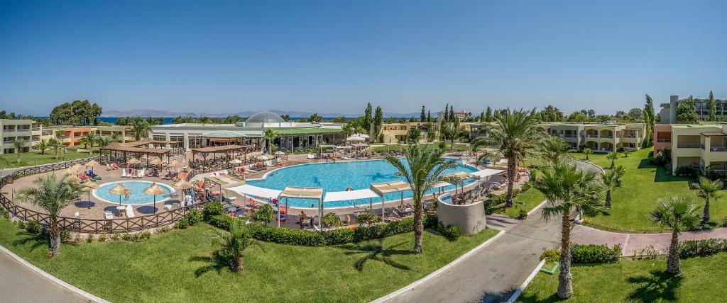 einen Luftblick auf einen Pool in einem Resort in der Unterkunft Kipriotis Maris Suites in Kos-Stadt