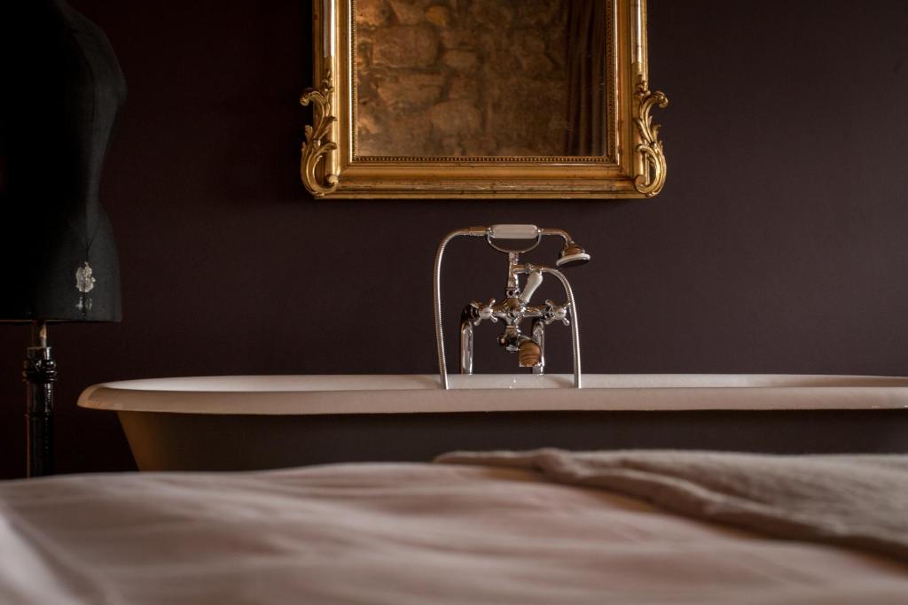Postel nebo postele na pokoji v ubytování Hotel Krone Regensberg