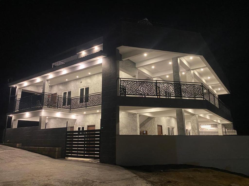 - Edificio iluminado con balcón por la noche en RR Holiday Grand, en Kodaikanal