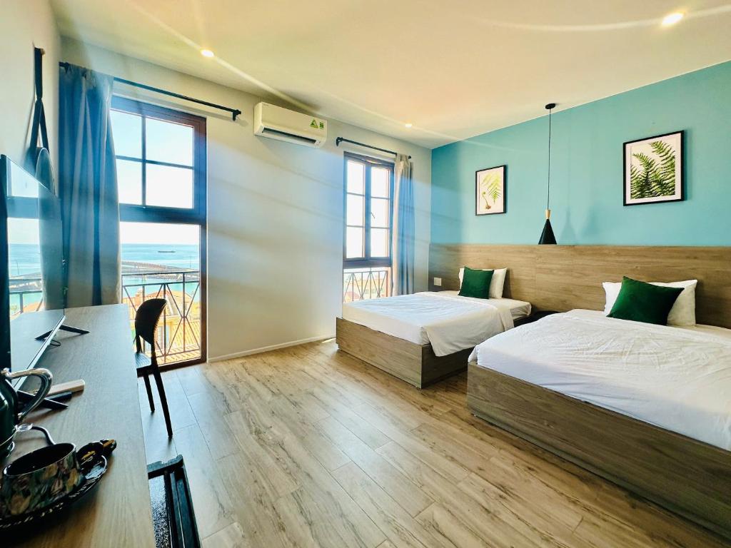 Postel nebo postele na pokoji v ubytování The Fern Hotel Sunset Town Phu Quoc