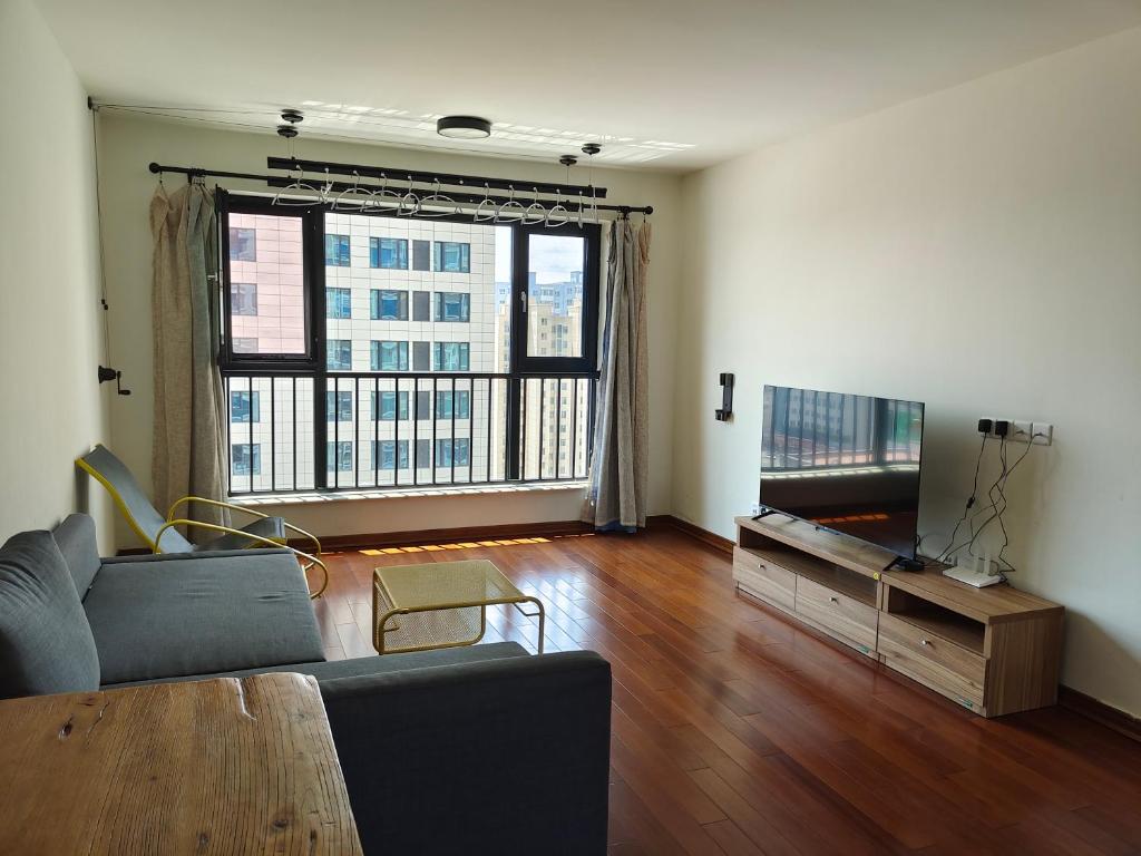 TV a/nebo společenská místnost v ubytování Yuan Apartment