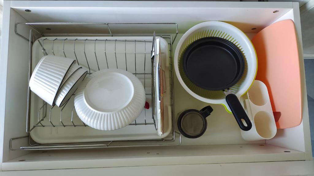 Příslušenství pro přípravu čaje a kávy v ubytování Yuan Apartment