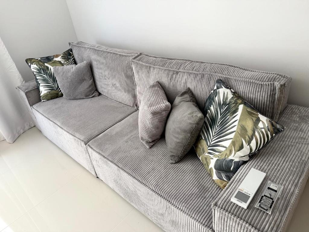 un sofá gris con almohadas en una habitación en NARDIN Apartment, en Kavarna