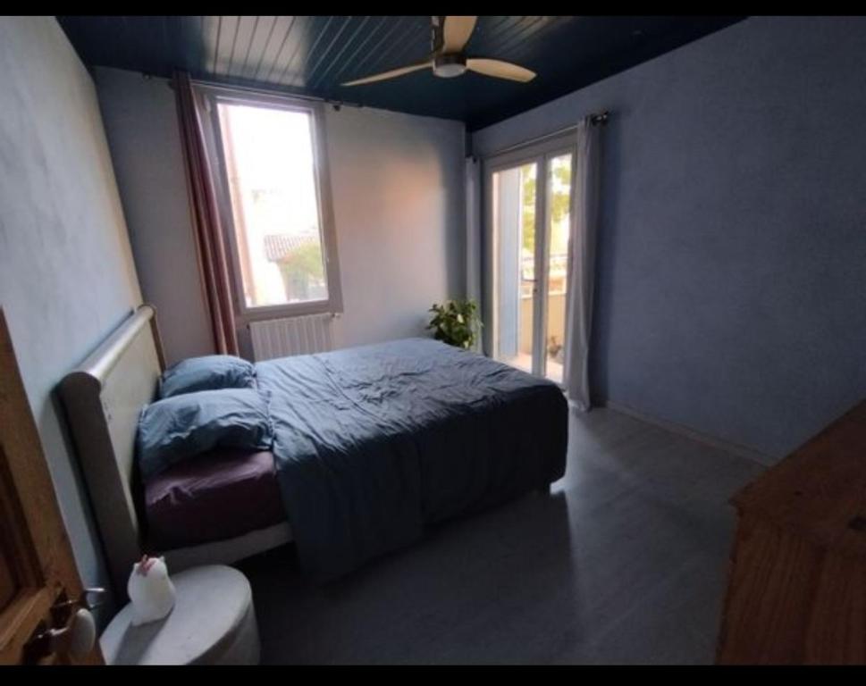 - une chambre avec un lit, une fenêtre et des toilettes dans l'établissement Au bonheur des petits et grands, à Saint-Quentin-la-Poterie