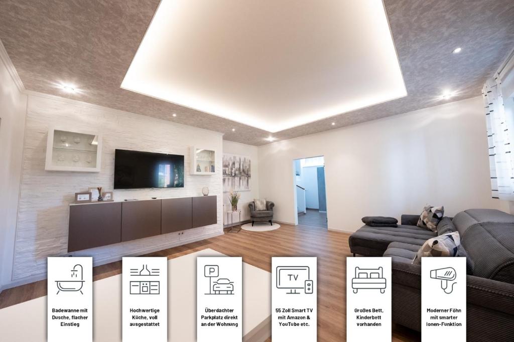 un soggiorno con un divano e una TV di Ring48 City Living - modernes Wohnen mit Wohlfühlambiente mitten im Stadtzentrum - vollausgestattete Küche, Bad mit Duschbadewanne, Parkplatz a Bayreuth