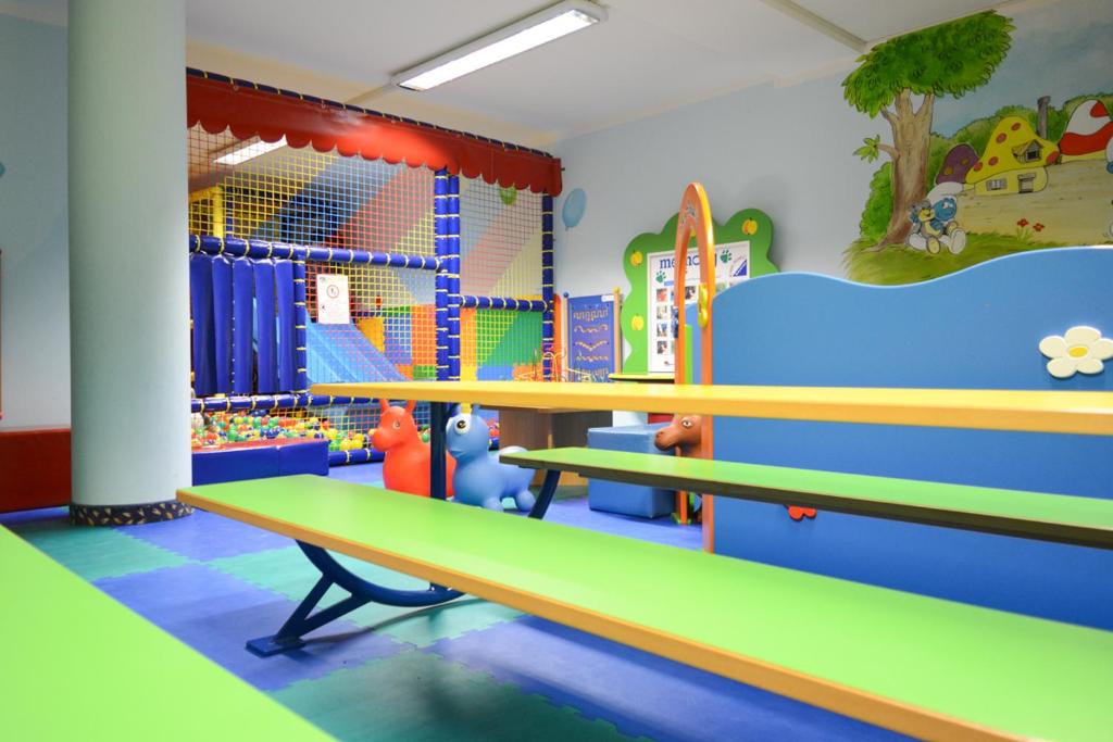 Nella sala giochi interna alla struttura
