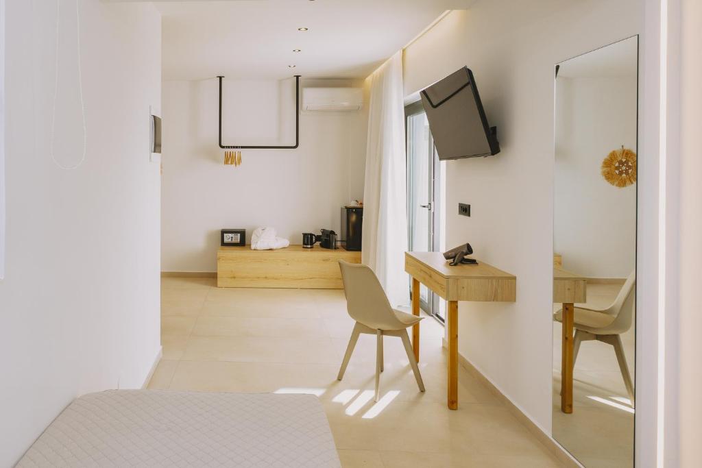 TV a/nebo společenská místnost v ubytování Aegean View Hotel - Adults Only