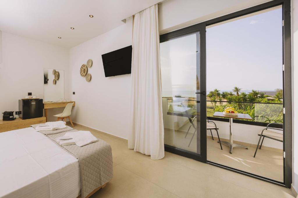 TV a/nebo společenská místnost v ubytování Aegean View Hotel - Adults Only