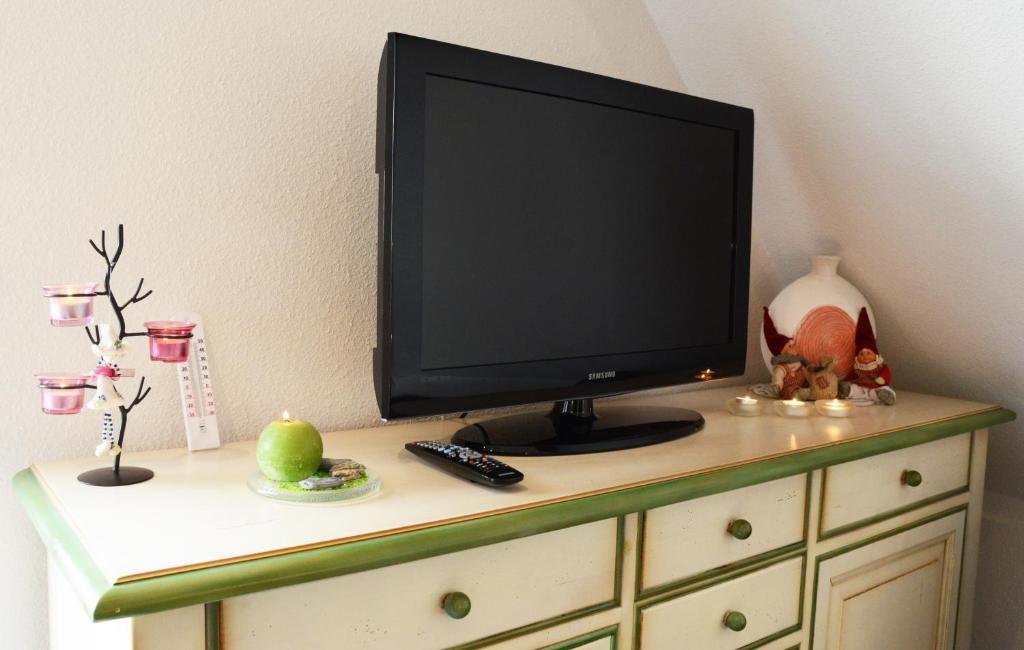 TV a/nebo společenská místnost v ubytování La maison du Vignoble