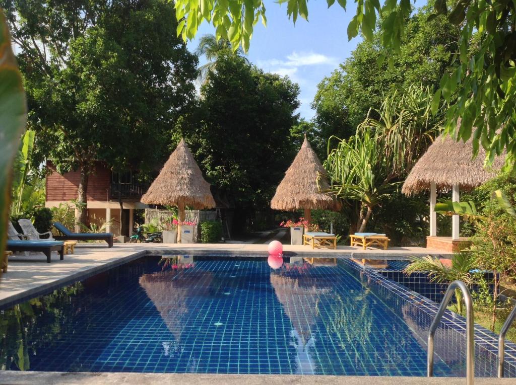 uma piscina num resort com uma bola cor-de-rosa na água em Hallo Villa Khanom em Khanom