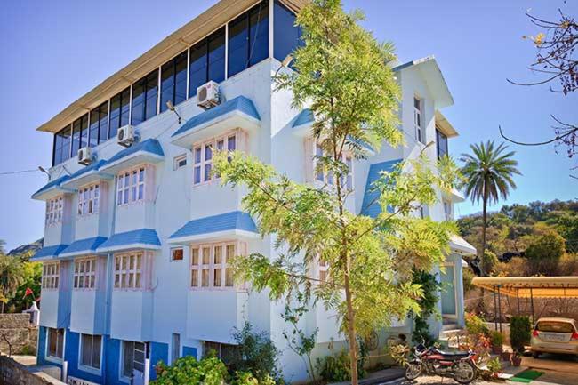 マウント・アブにあるHotel Blue Valleyの青白の建物