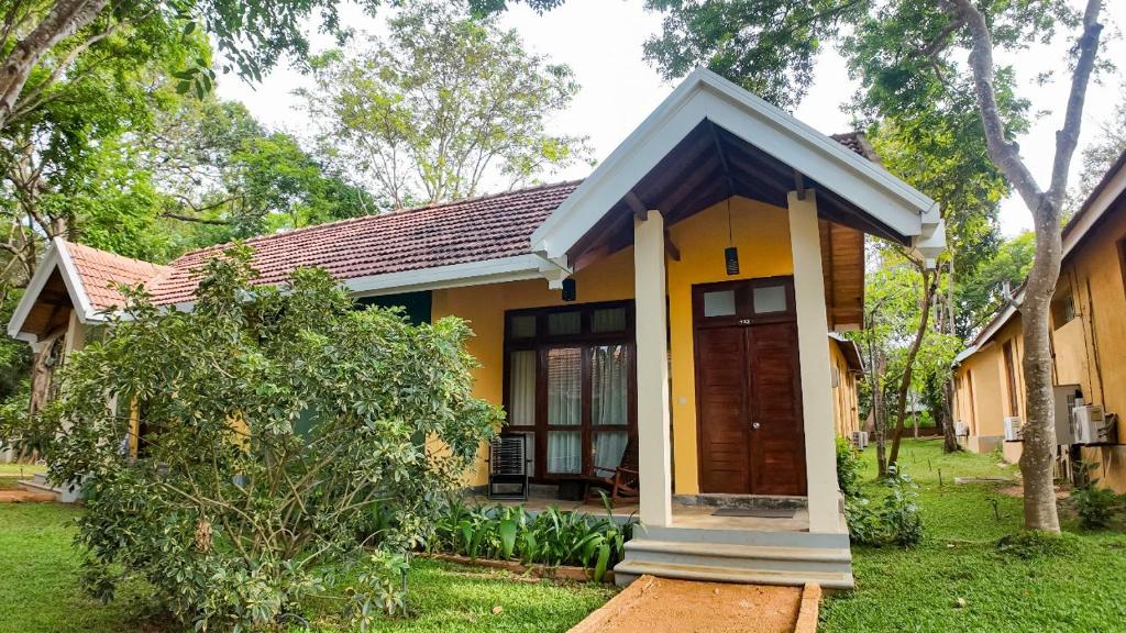 Hotel Kamrel Sigiriya - 1