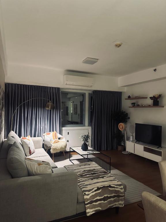 TV a/nebo společenská místnost v ubytování Grand Cenia Condominium Cebu