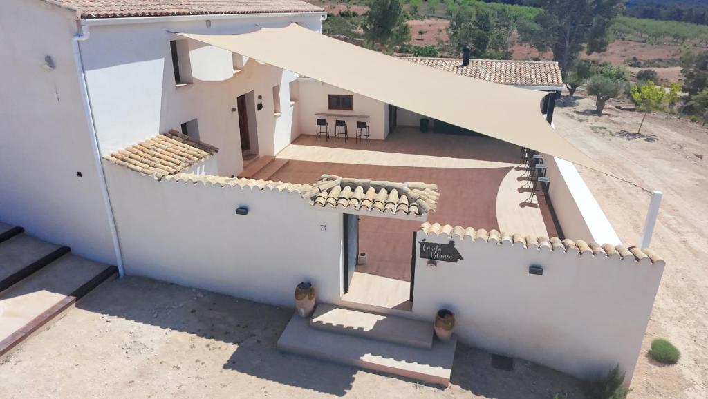 an aerial view of a house with a roof at Caseta Blanca Onil in Onil