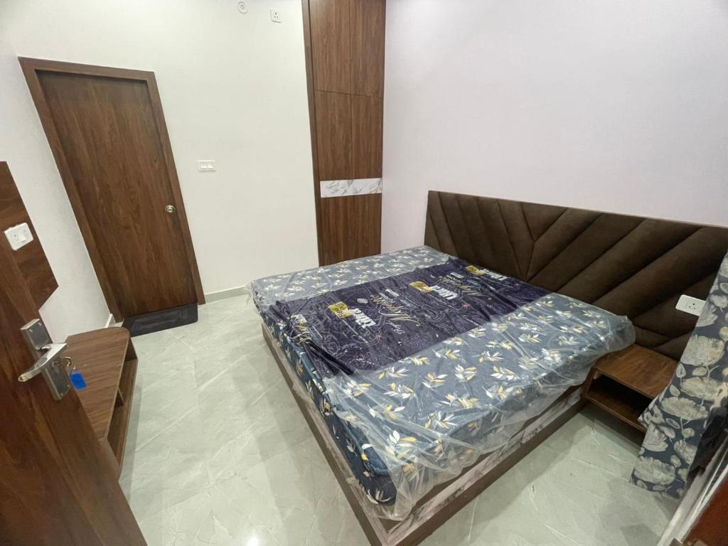 Cama en habitación con almohada en Swarn Kunj Home Stay Ayodhya, en Ayodhya
