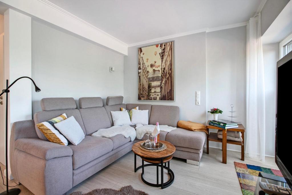 a living room with a couch and a table at Ferienwohnung Alte Tischlerei in Hemmingstedt