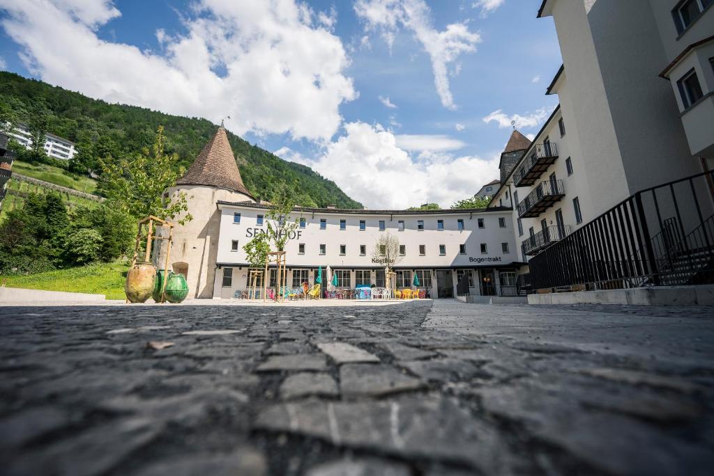 Nespecifikovaný výhled na hory nebo výhled na hory při pohledu z hostelu