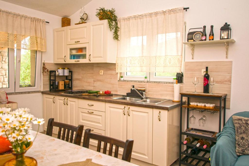 Kuchyňa alebo kuchynka v ubytovaní House Idro