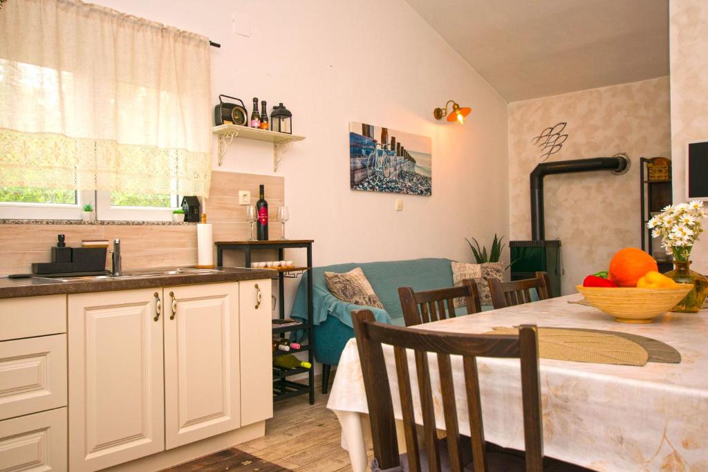 Kuchyňa alebo kuchynka v ubytovaní House Idro