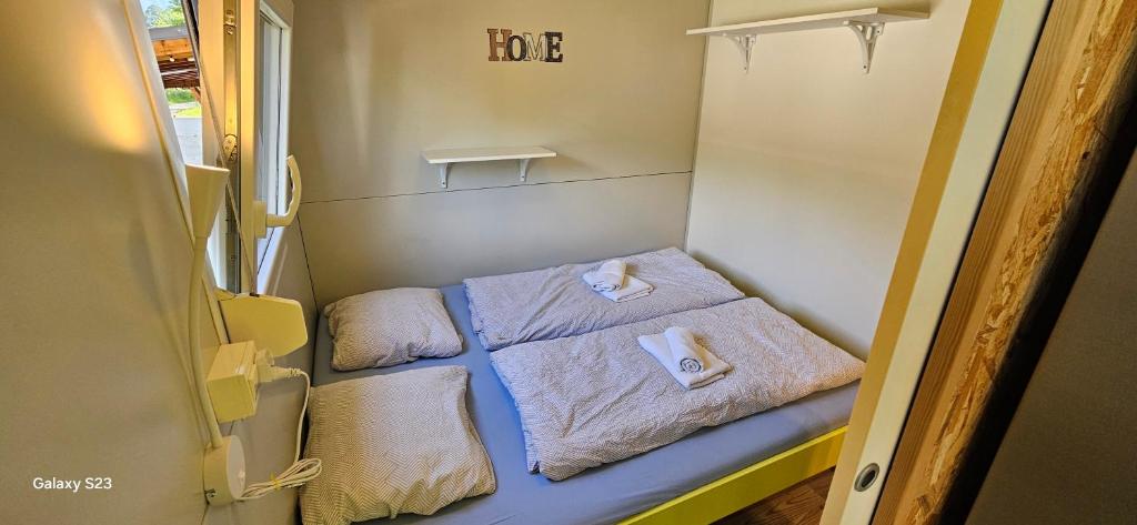 Postel nebo postele na pokoji v ubytování Simonai Mobile Homes
